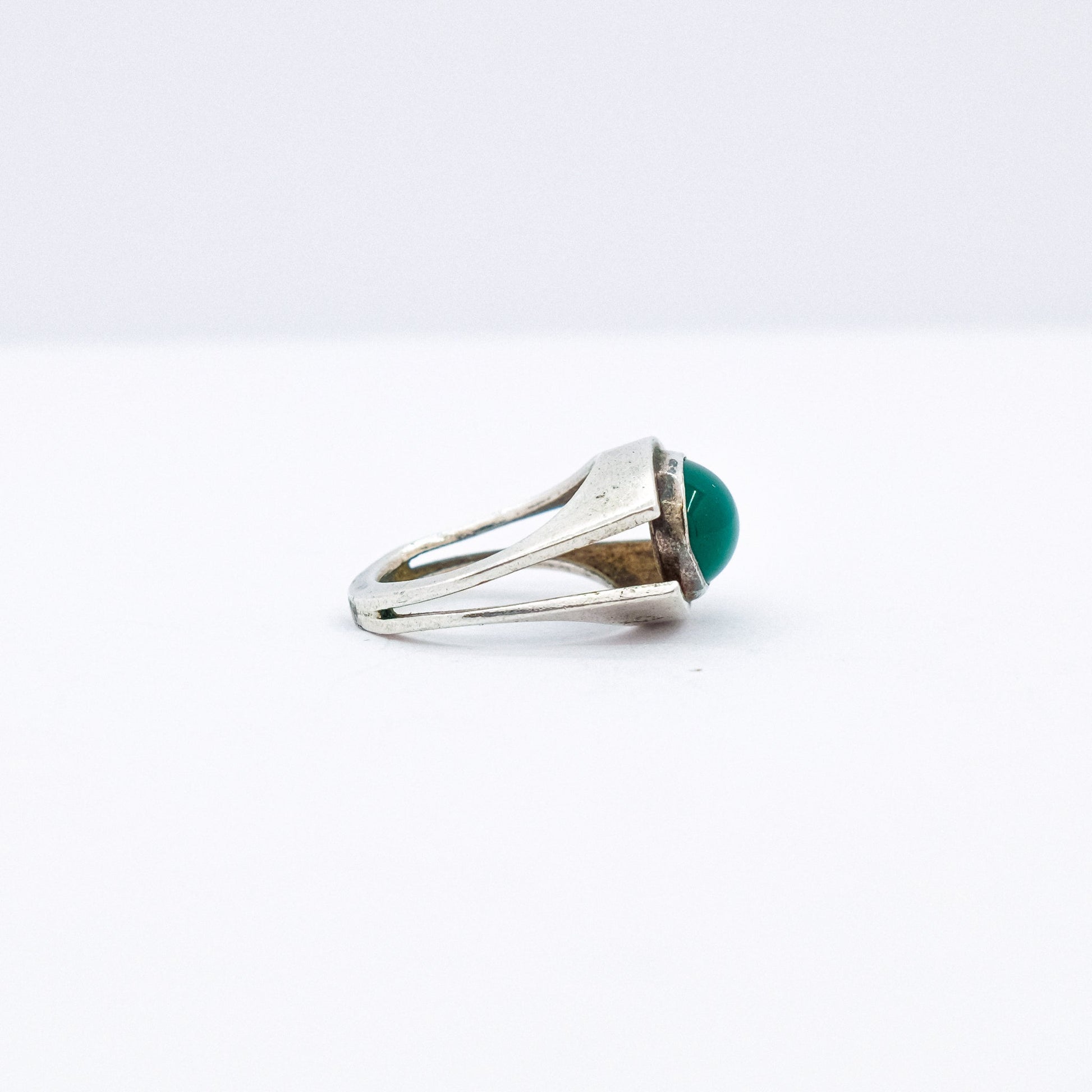 vintage jade modern ring P47.N61.
