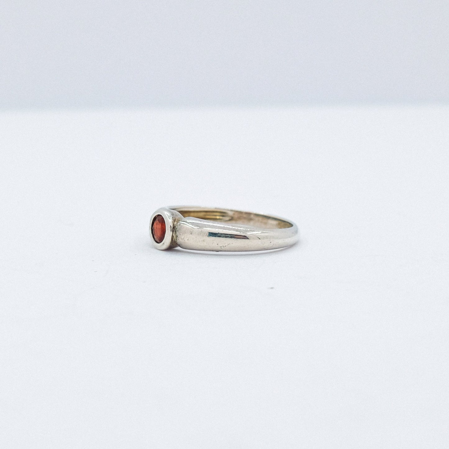 vintage minimalists garnet ring P47.N61.