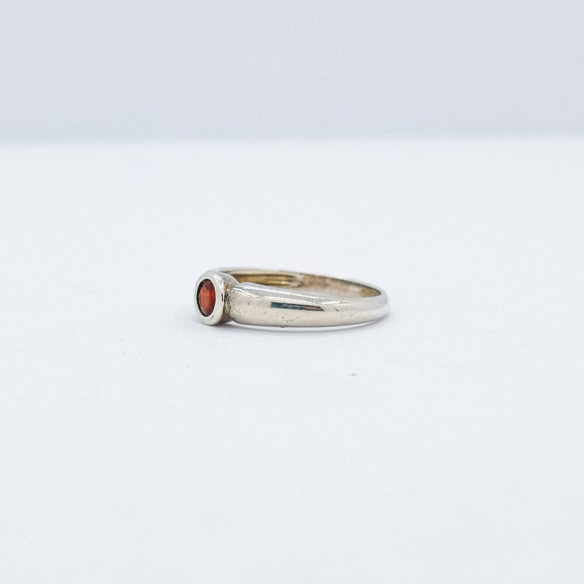 vintage minimalists garnet ring P47.N61.